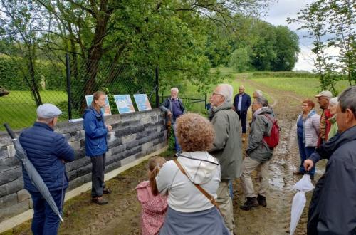 Een groep mensen luistert naar uitleg over water 