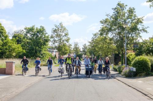 Een groep mensen fiets op een rij in een straat