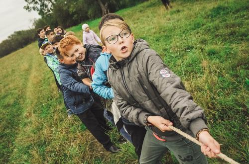Kinderen touwtrekken