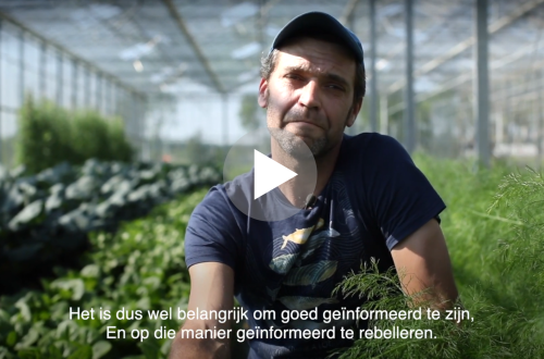 Een screenshot van een filmscene, een boer vertelt zijn verhaal. 