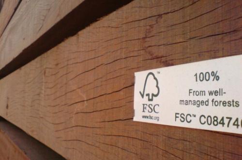 Een paar houten planken met het FSC label 
