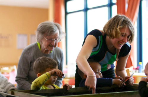 Enthousiaste samenwerking tussen verschillende leeftijden