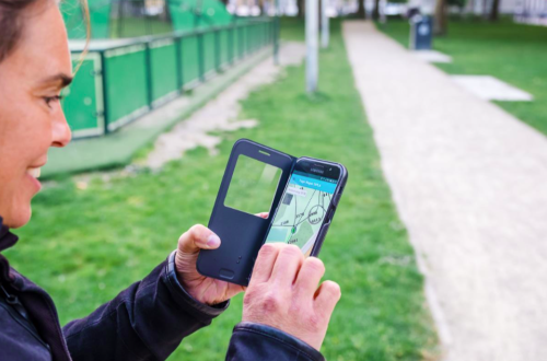 Persoon die een trage weg met de smartphone checkt