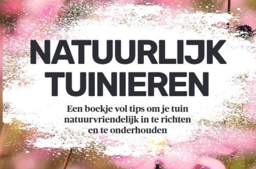 Een campagne afbeelding met roze bloemen en het opschrift 'Natuurlijk Tuinieren'