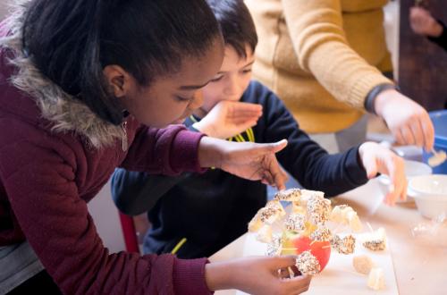 Kinderen proeven allerlei kleine hapjes. 