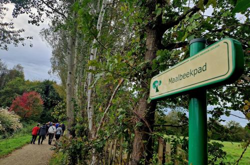 Een naambordje van de trage weg 'Maalbeekpad'