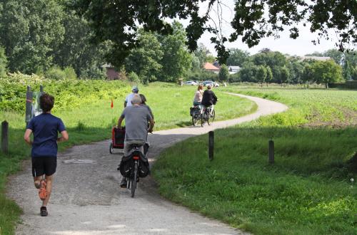 Een trage weg met fietsers en lopers 