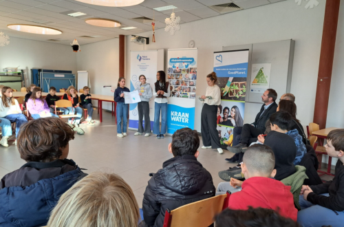 Een klasgroep krijgt een workshop. 