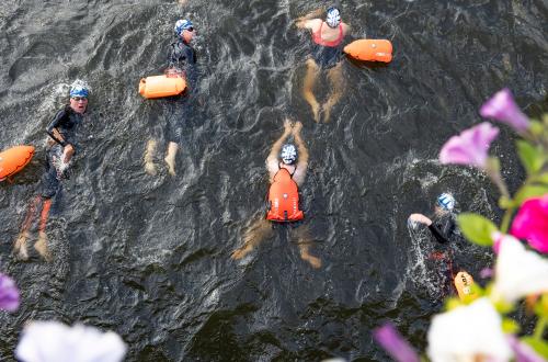 Enkele mensen zwemmen in open water