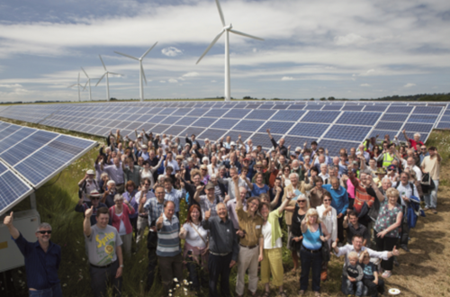 Groep burgers bij zonne-energie installatie