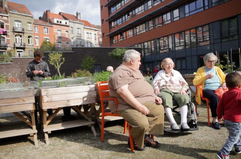 Mensen op een bank