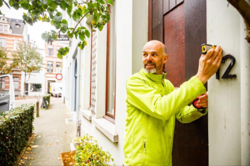 Man meet de afstand tussen de gevels