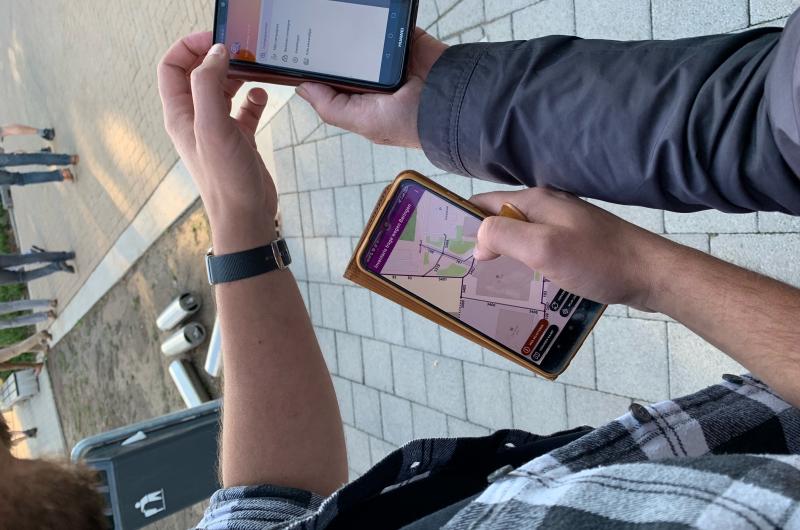 Twee mensen kijken naar de inventarisatiekaarten op hun gsm.