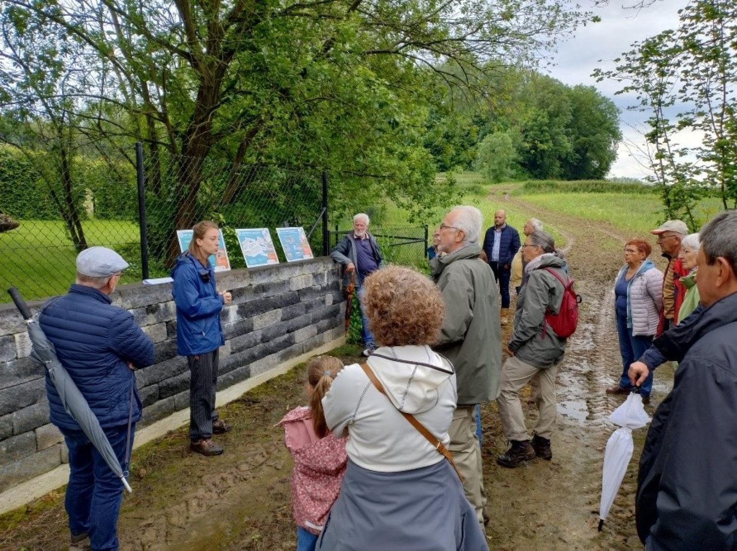 Een groep mensen luistert naar uitleg over water 