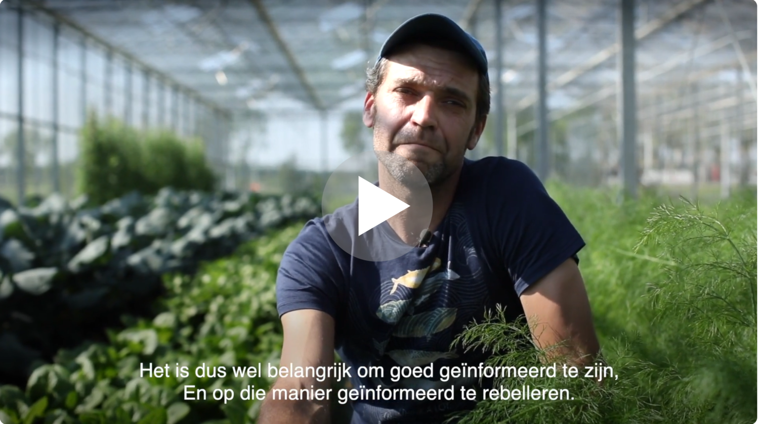 Een screenshot van een filmscene, een boer vertelt zijn verhaal. 