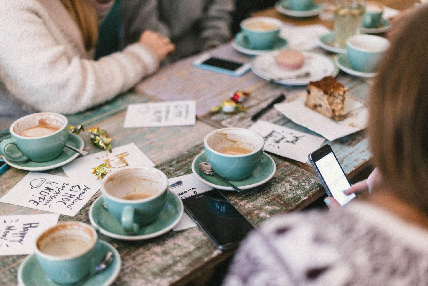 Een tafel met koffietassen 