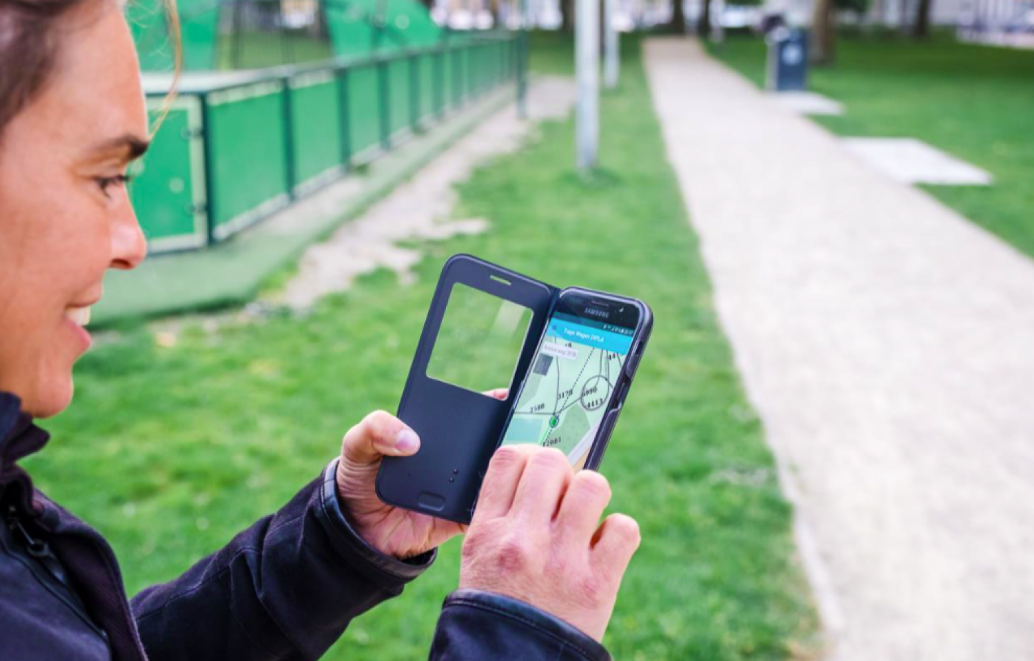 Persoon die een trage weg met de smartphone checkt