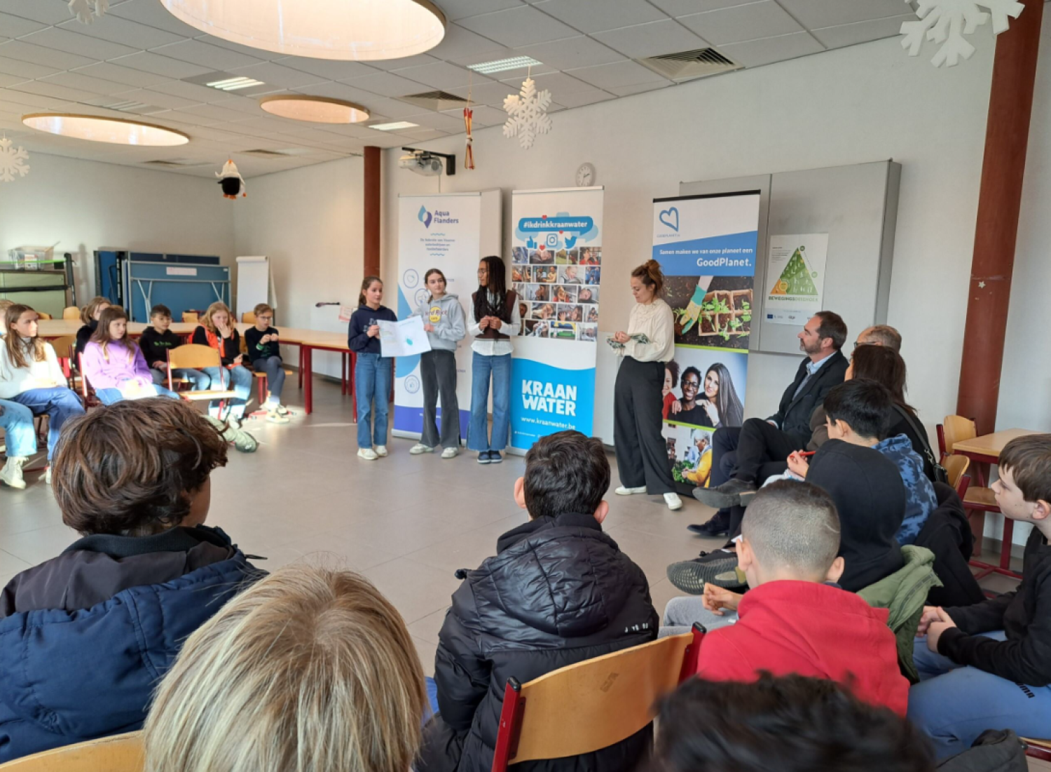 Een klasgroep krijgt een workshop. 