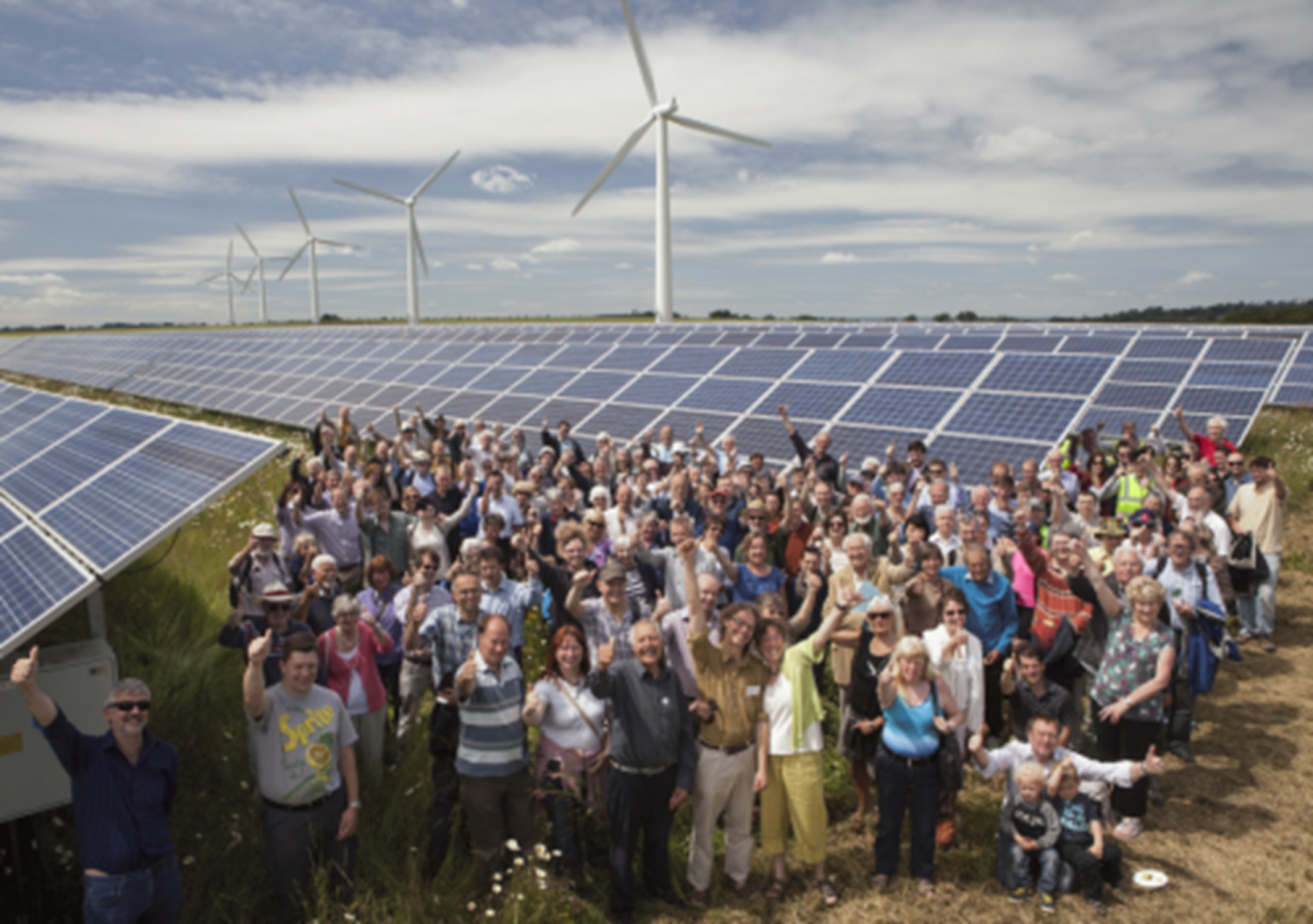 Groep burgers bij zonne-energie installatie