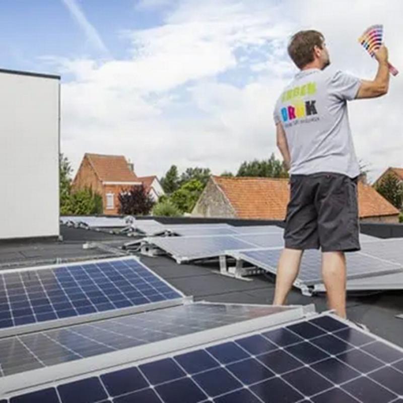 Man op dak met zonnepanelen